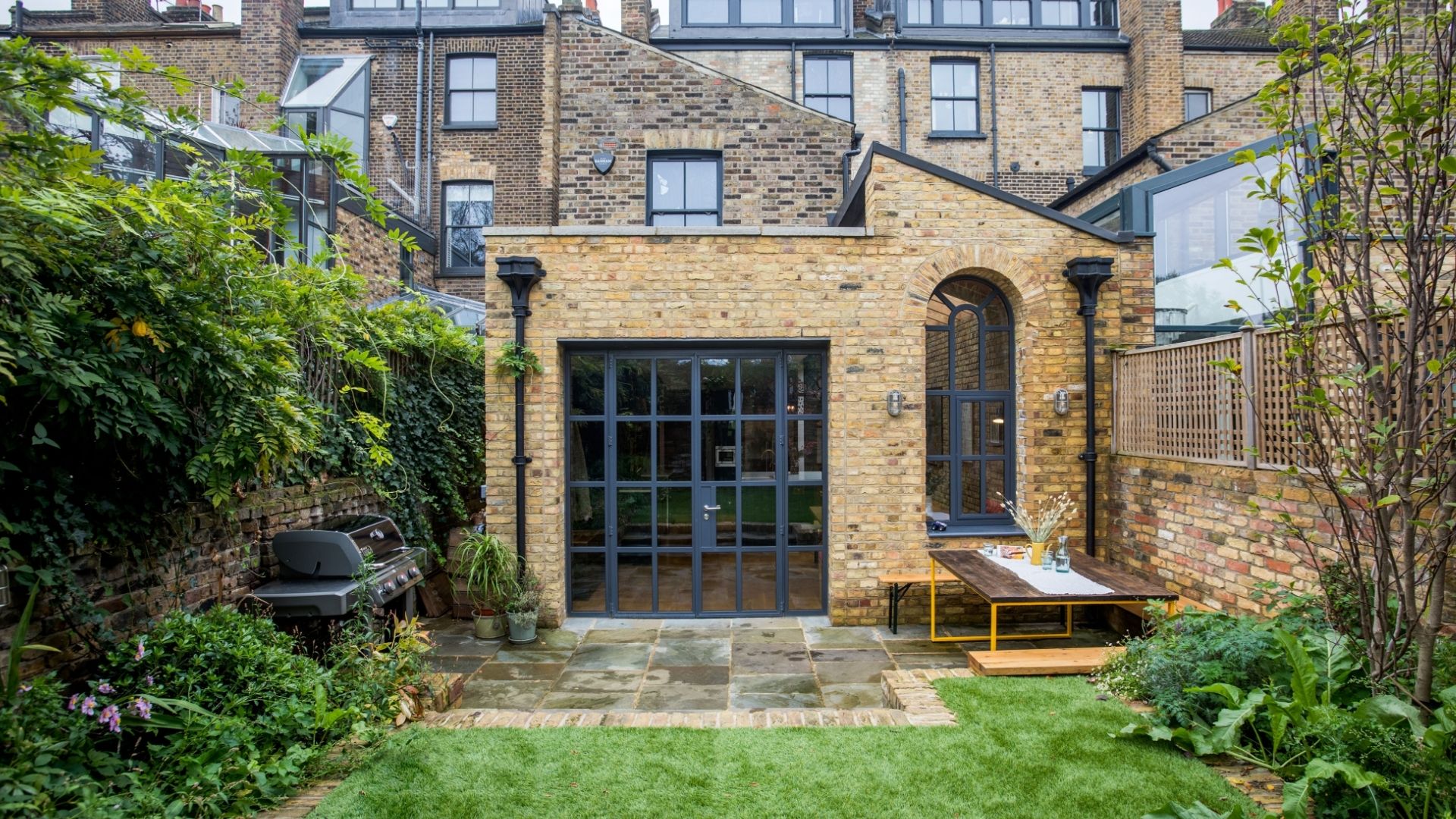 Rear view of full extenson