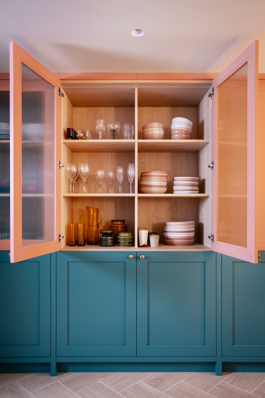 islington-london-townhouse-kitchen-cabinetry-detail-delftware-reeded-glass.jpg