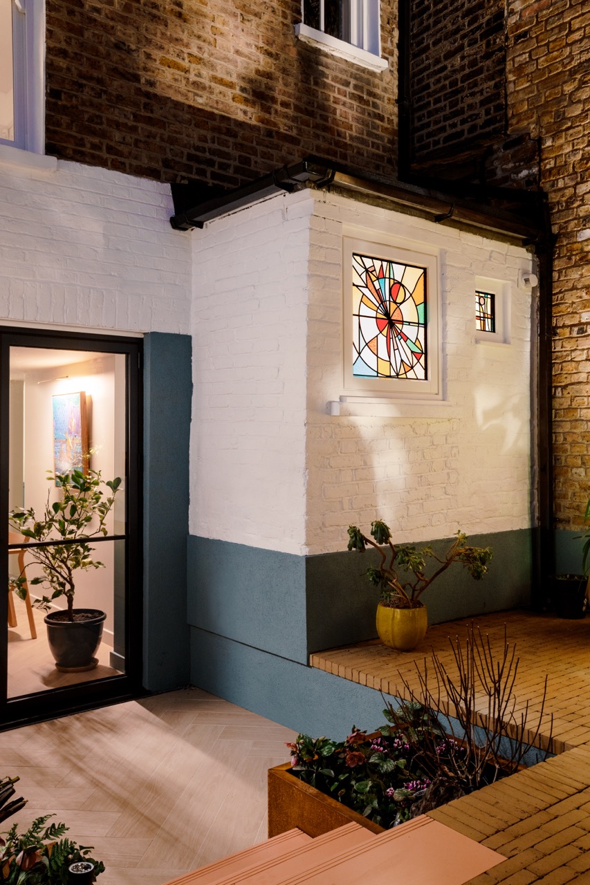 islington-london-townhouse-landscaped-garden-patio-view.jpg